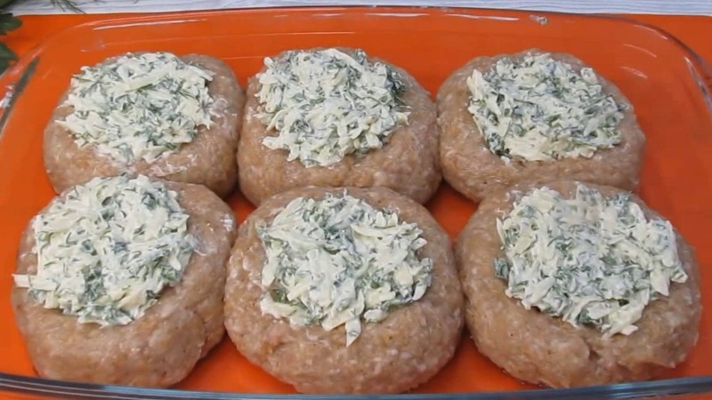 Котлети з начинкою