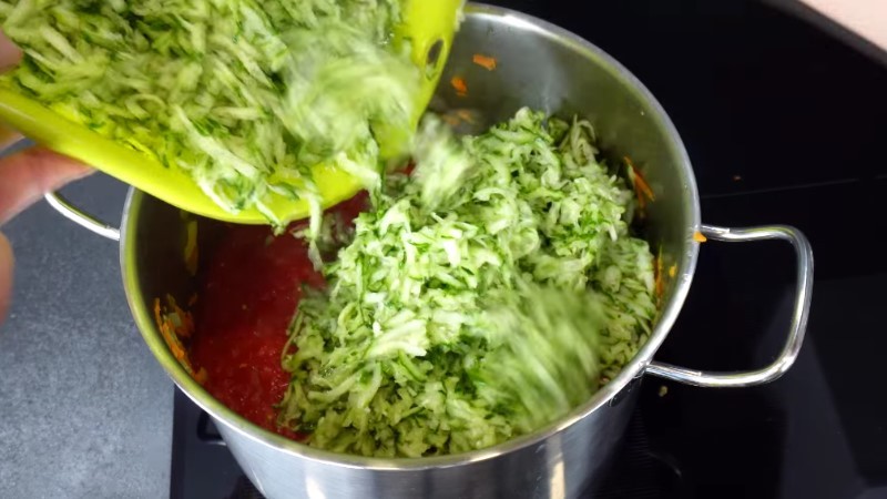 Ніколи не натирала огірки на тертці, доки не спробувала цей рецепт