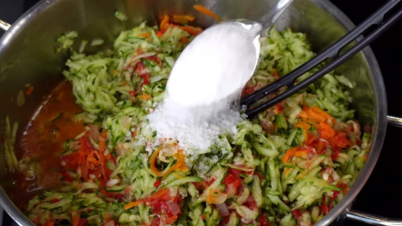 Ніколи не натирала огірки на тертці, доки не спробувала цей рецепт