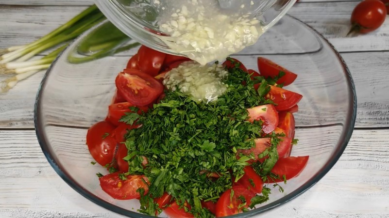 Дуже смачна закуска із помідорів з часником і зеленню