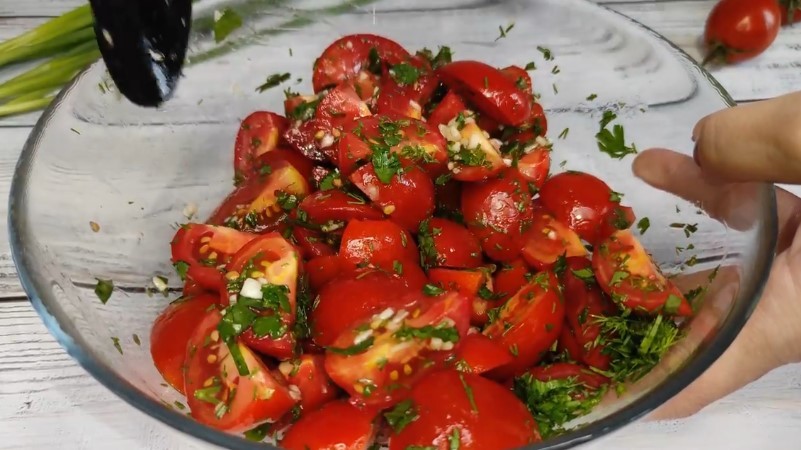 Дуже смачна закуска із помідорів