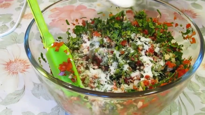 Рецепт бурих помідорів з ароматною начинкою