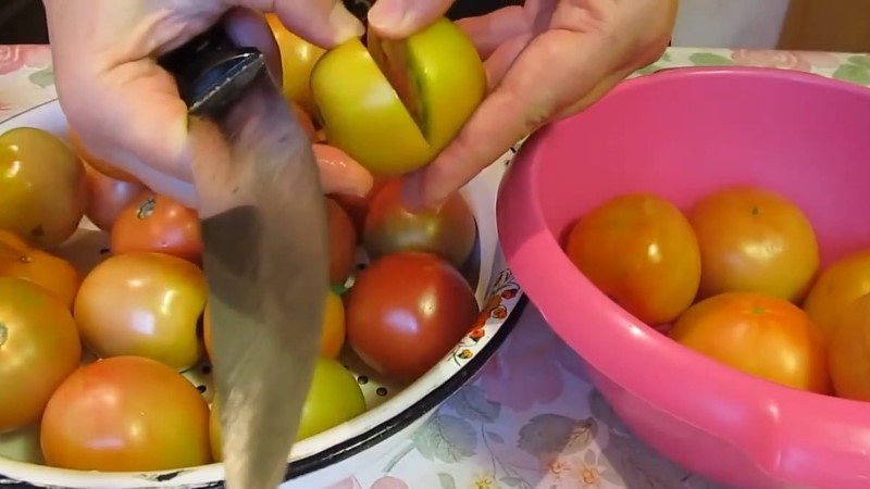 Рецепт бурих помідорів з ароматною начинкою