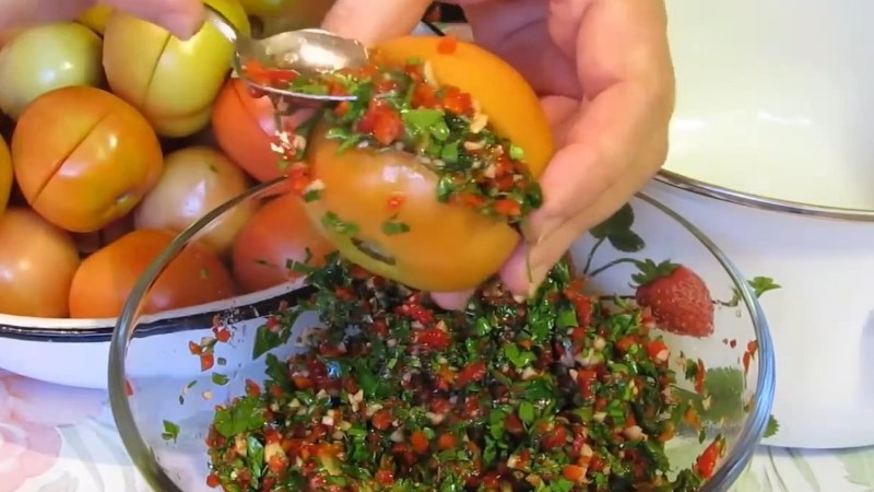 Рецепт бурих помідорів з ароматною начинкою