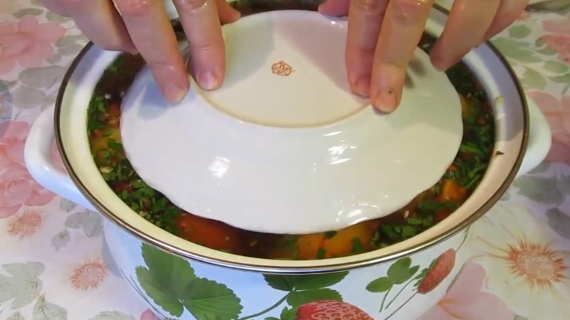 Рецепт бурих помідорів з ароматною начинкою