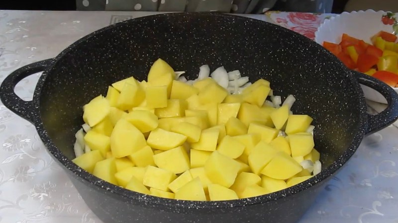 Ситна овочева страва, яка підкорила багатьох. У власному соку все готується