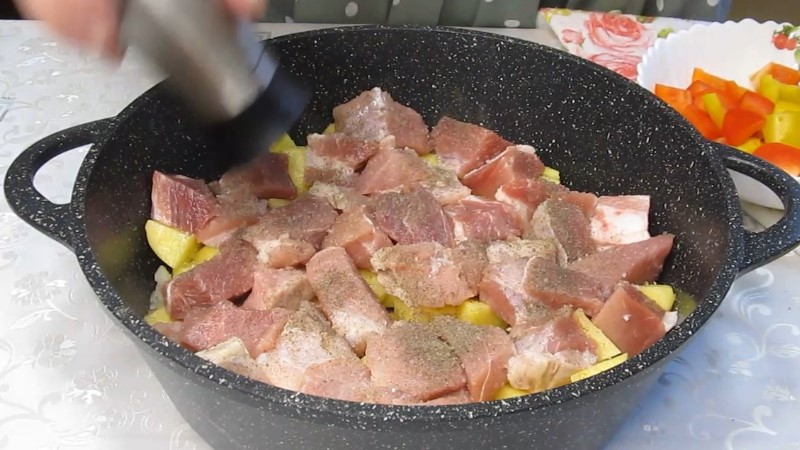 Ситна овочева страва, яка підкорила багатьох. У власному соку все готується