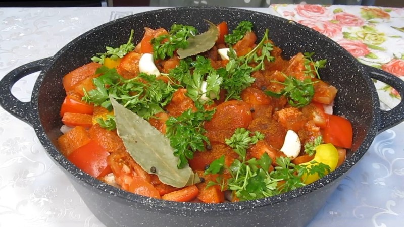 Ситна овочева страва, яка підкорила багатьох. У власному соку все готується