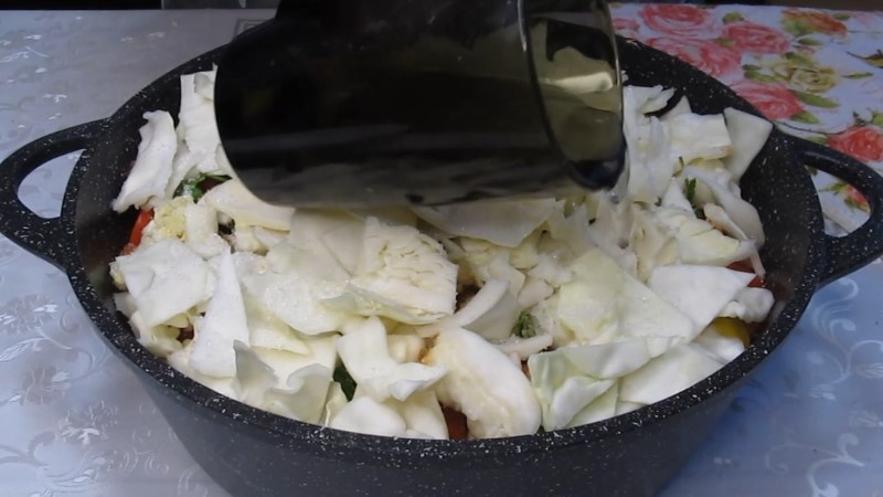 Ситна овочева страва, яка підкорила багатьох. У власному соку все готується