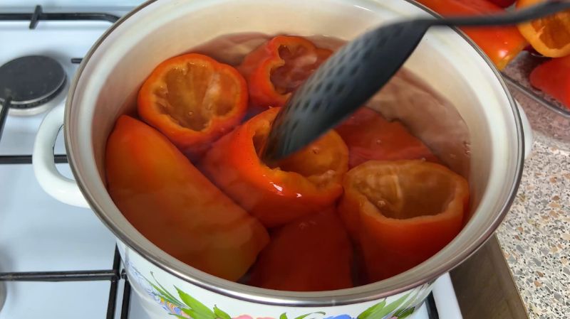 Я продовжую робити заготовки на зиму: сьогодні готую маринований перець