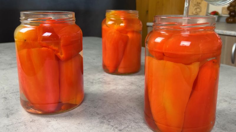 Я продовжую робити заготовки на зиму: сьогодні готую маринований перець