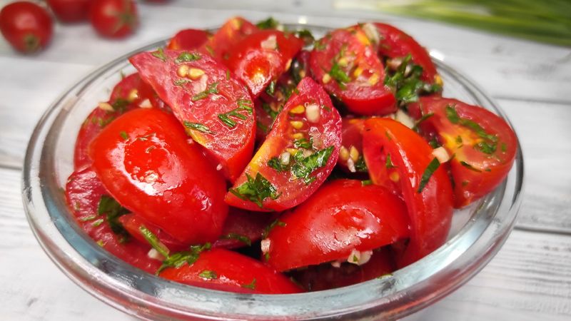 Дуже смачна закуска із помідорів