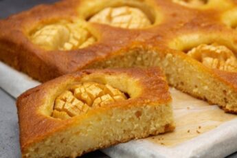 Манний пиріг з яблуками