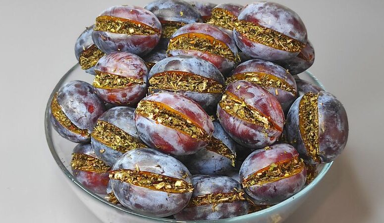 Мариновані сливи з часником і м'ятою