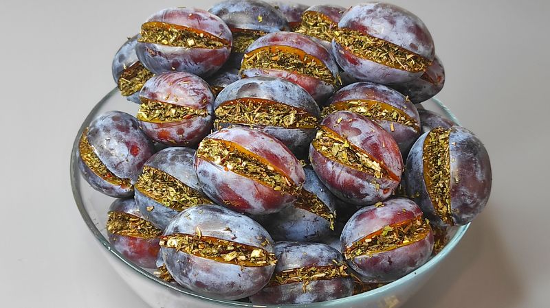 Мариновані сливи з часником і м'ятою