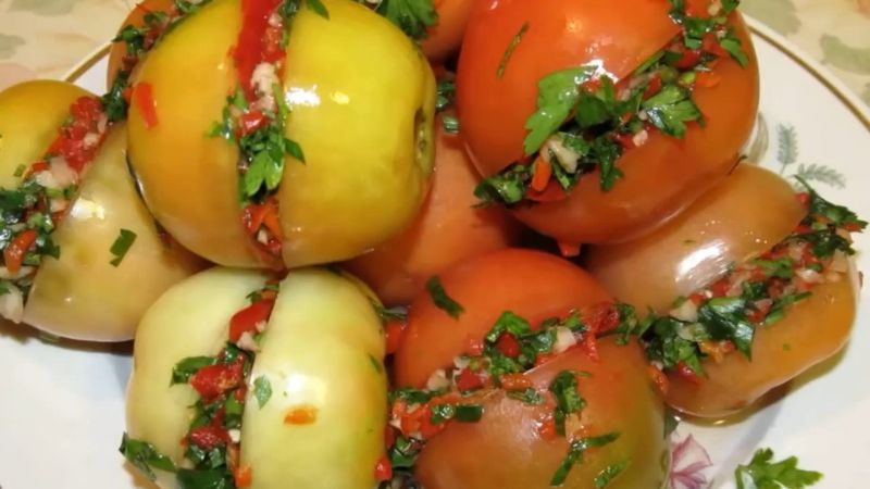 Рецепт бурих помідорів з начинкою