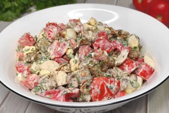 Салат зі смаженими баклажанами, помідорами та яйцем