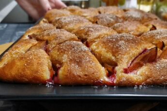 Три рецепти приготування сливового пирога