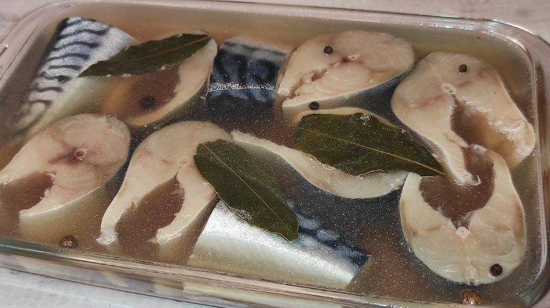 Скумбрія швидкого приготування в розсолі