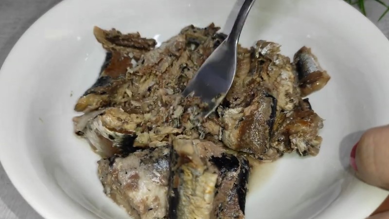 Чудова закуска на святковий стіл. Рулет із лаваша із сайрою, яйцем та петрушкою