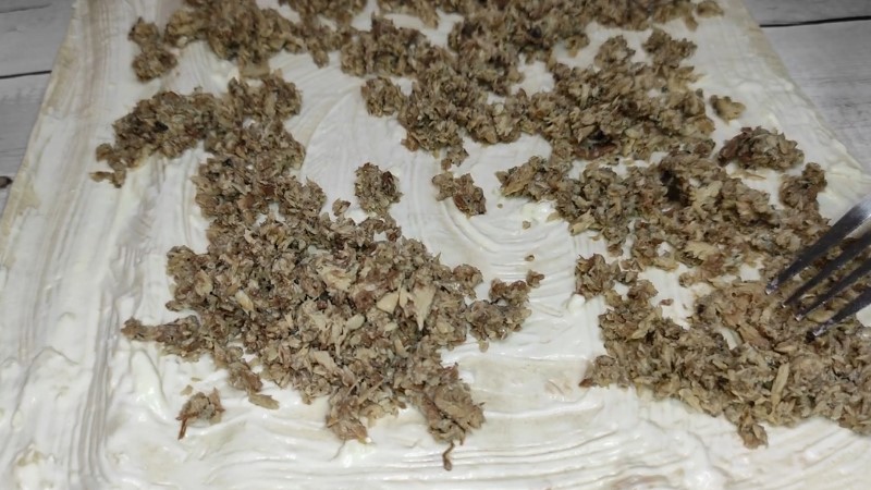 Чудова закуска на святковий стіл. Рулет із лаваша із сайрою, яйцем та петрушкою