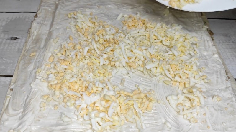 Чудова закуска на святковий стіл. Рулет із лаваша із сайрою, яйцем та петрушкою