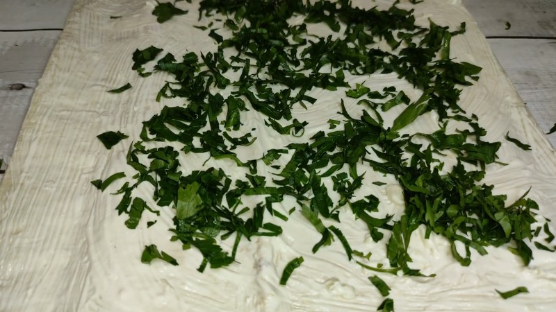 Чудова закуска на святковий стіл. Рулет із лаваша із сайрою, яйцем та петрушкою