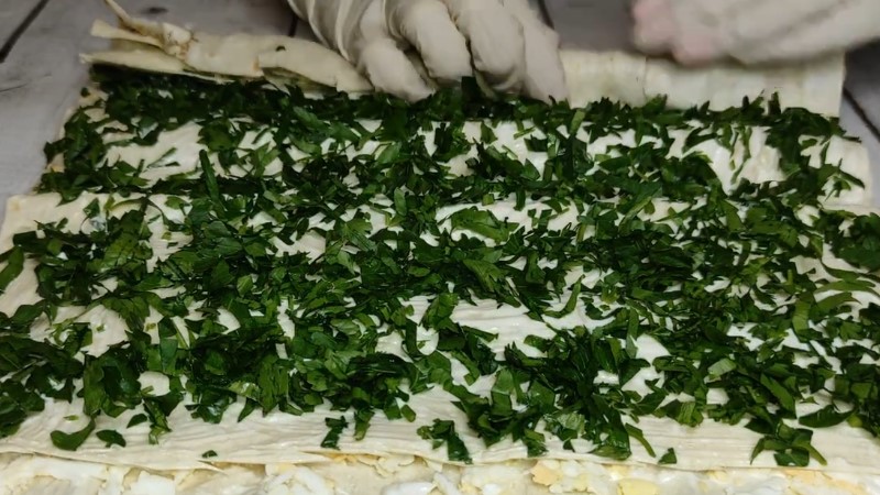 Чудова закуска на святковий стіл. Рулет із лаваша із сайрою, яйцем та петрушкою