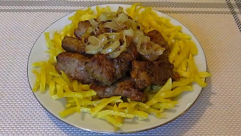 Смажена печінка з картоплею та цмбулею