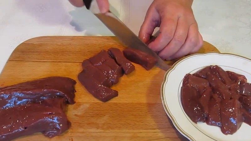 Готую печінку дуже смачно. Правильно приготована вона ніжна, м'яка