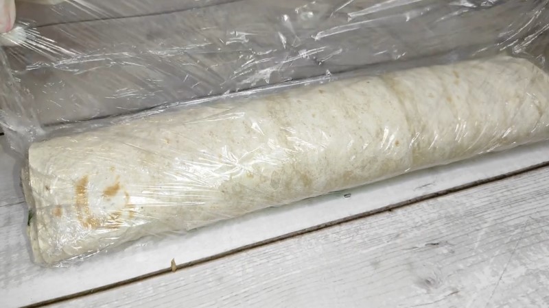 Чудова закуска на святковий стіл. Рулет із лаваша із сайрою, яйцем та петрушкою