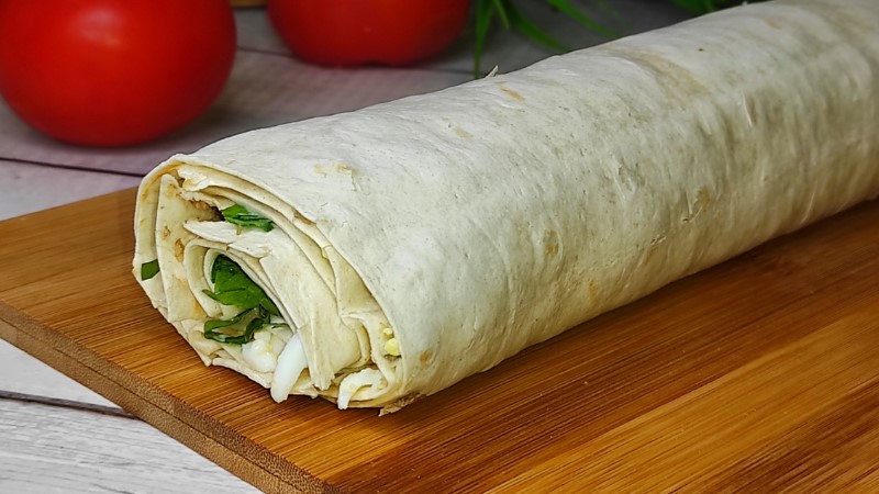 Чудова закуска на святковий стіл. Рулет із лаваша із сайрою, яйцем та петрушкою