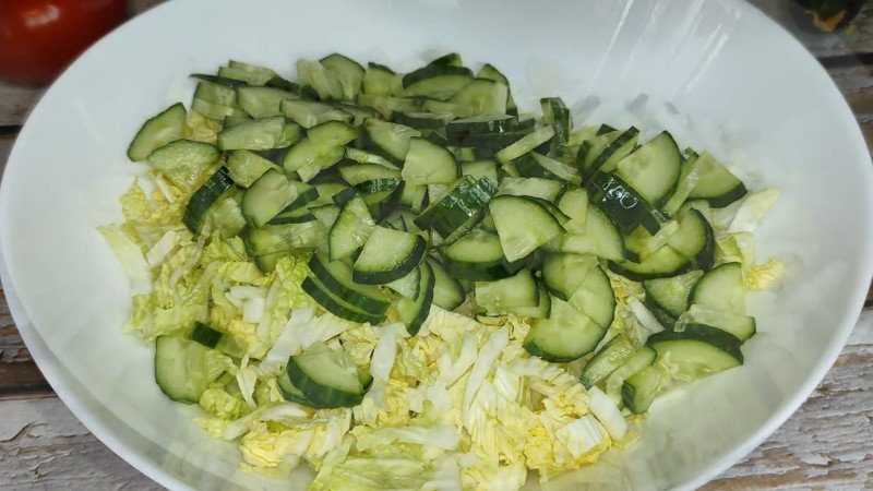 Салат з білою квасолею та пекінською капустою