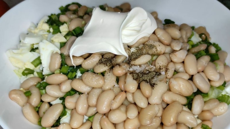 Салат з білою квасолею та пекінською капустою