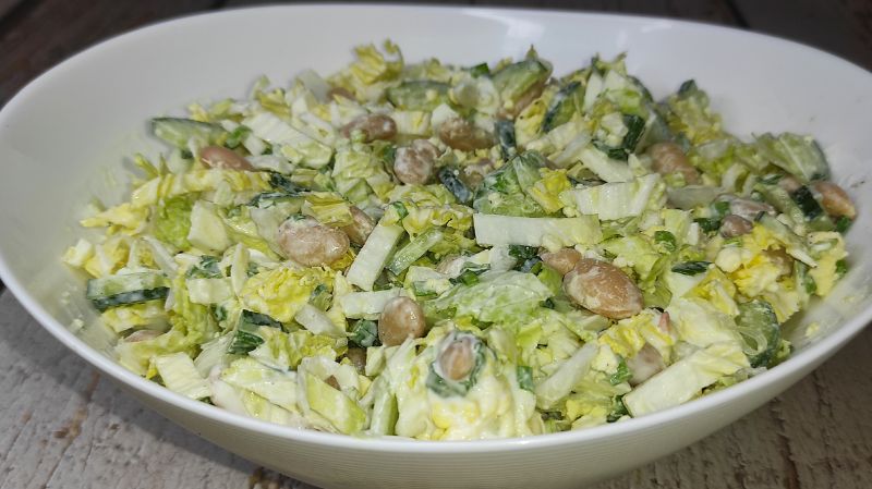 Салат з білою квасолею та пекінською капустою
