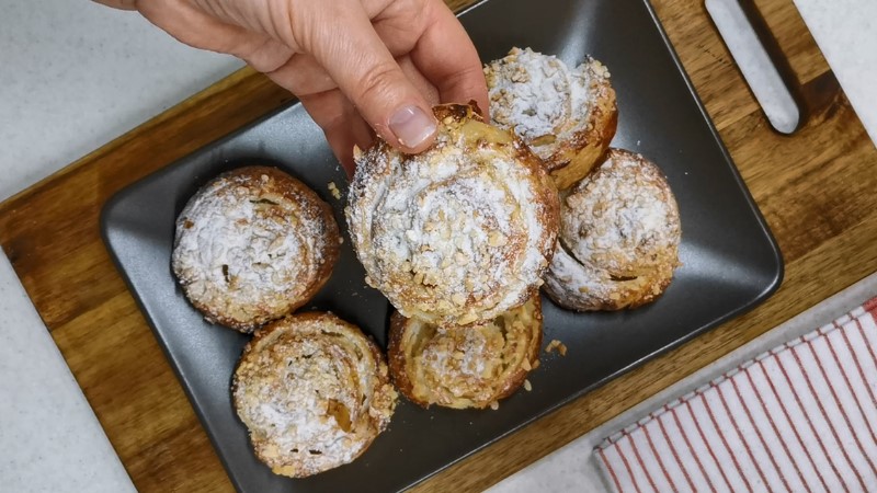 Булочки з сирною начинкою