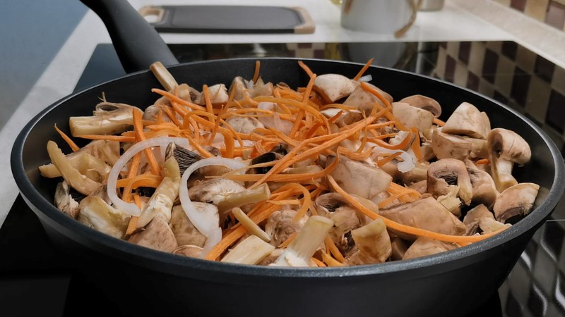 Ніколи не їла смачніших грибів із картоплею. Навіть не знала, що можна так готувати