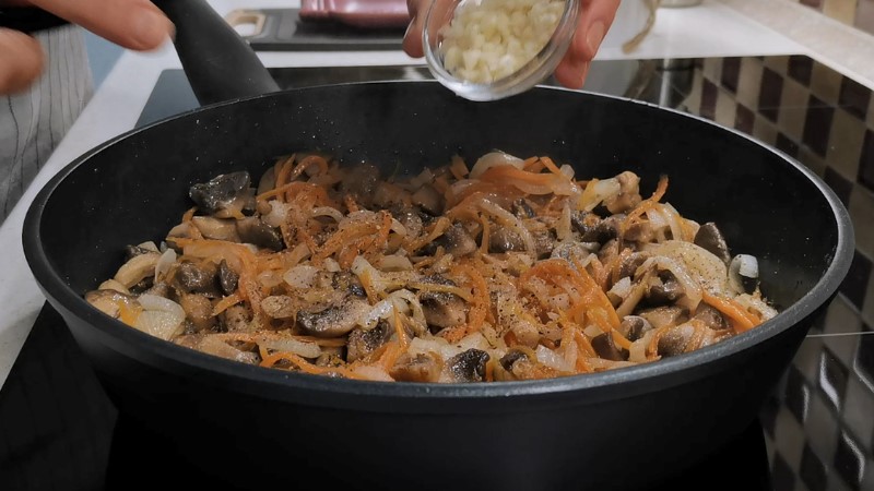 Ніколи не їла смачніших грибів із картоплею. Навіть не знала, що можна так готувати