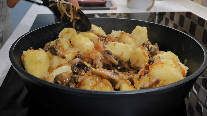 Ніколи не їла смачніших грибів із картоплею. Навіть не знала, що можна так готувати
