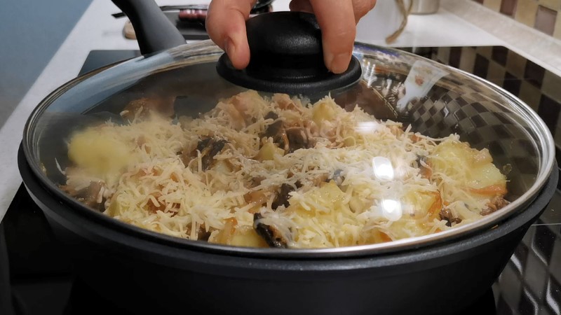 Ніколи не їла смачніших грибів із картоплею. Навіть не знала, що можна так готувати