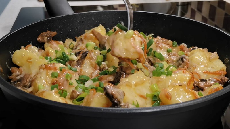 Смажена картопля з грибами та сиром