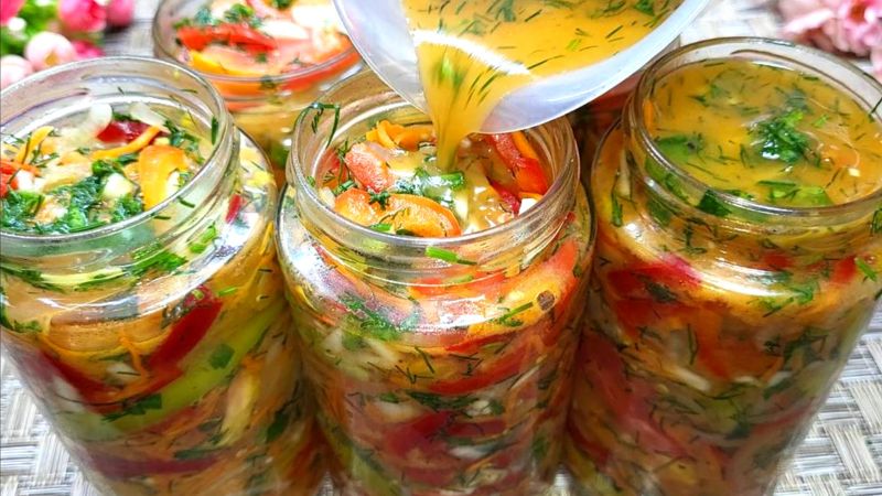 Чудовий салат на зиму. Зелені помідори у власному соку