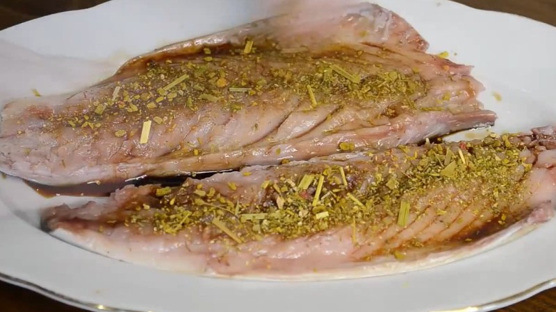 Спробуйте отак запекти рибу. Гарніру не потрібний, все і так ситно та апетитно