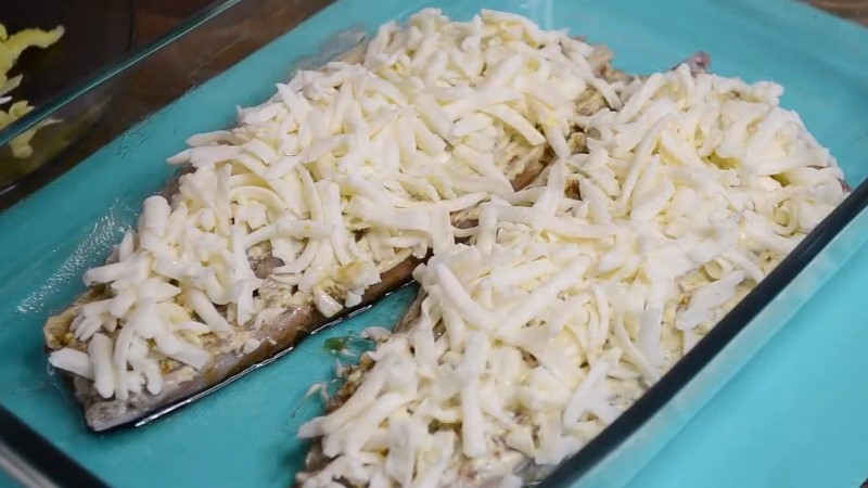 Спробуйте отак запекти рибу. Гарніру не потрібний, все і так ситно та апетитно