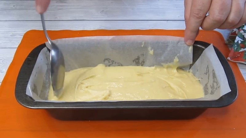 Ніжний кекс з ягодами. Все змішала, у форму і в духовку