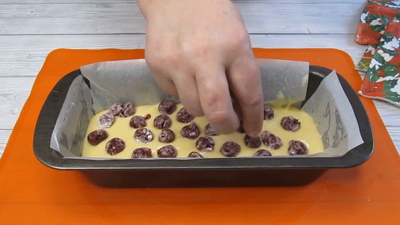 Ніжний кекс з ягодами. Все змішала, у форму і в духовку