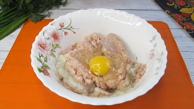 Є фарш, але мені сказали, набридли котлети, нудні. Приготувала по-новому