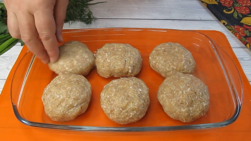 Є фарш, але мені сказали, набридли котлети, нудні. Приготувала по-новому