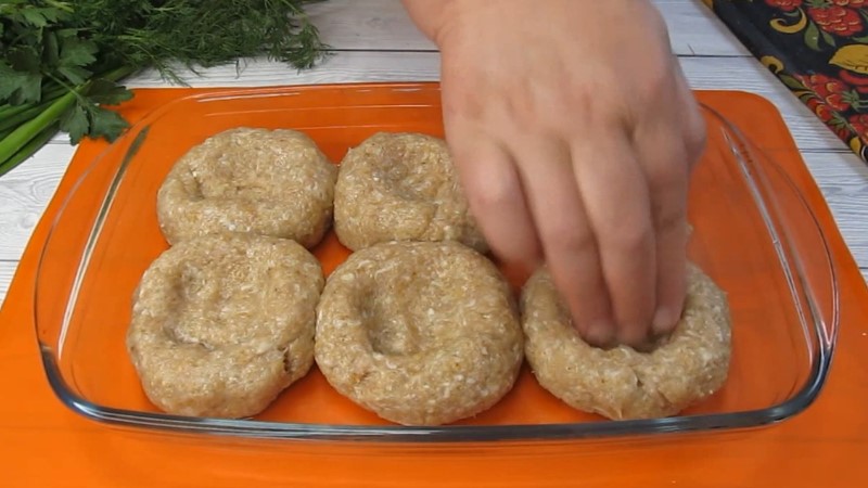 Є фарш, але мені сказали, набридли котлети, нудні. Приготувала по-новому