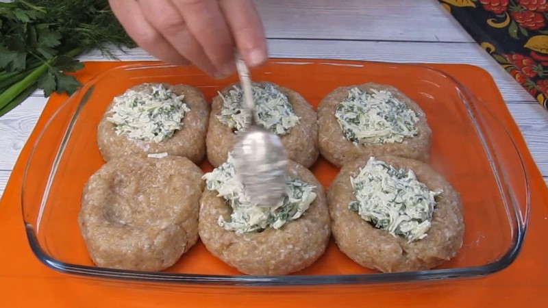 Є фарш, але мені сказали, набридли котлети, нудні. Приготувала по-новому